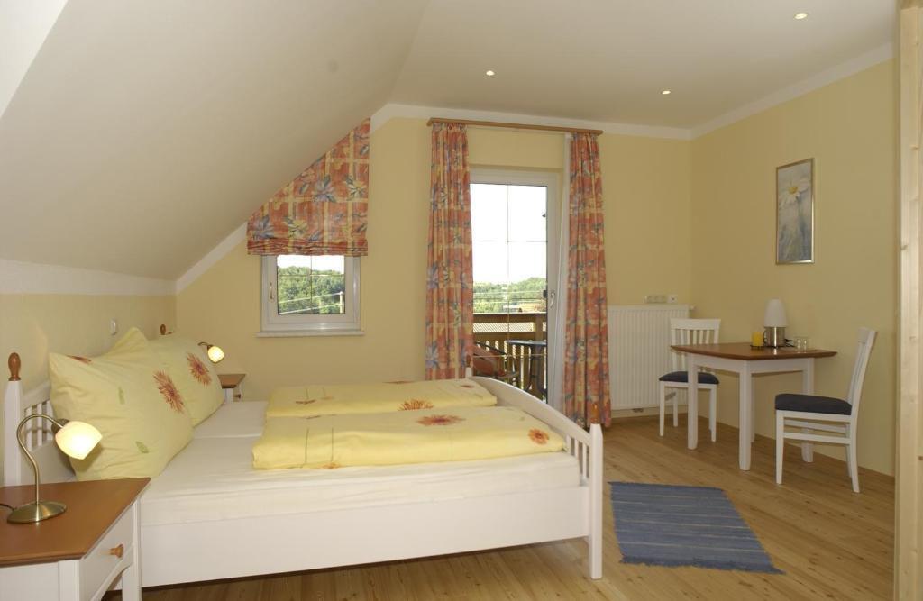 Hotel Garni Huegellandhof Neuhaus am Klausenbach Room photo